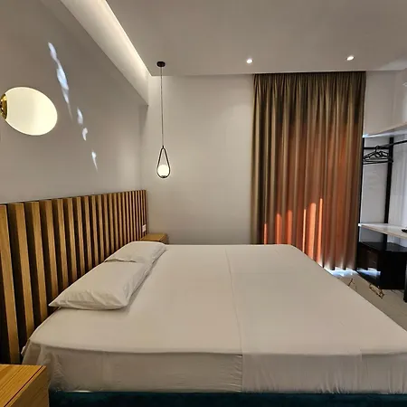 Golden Oak Hotel