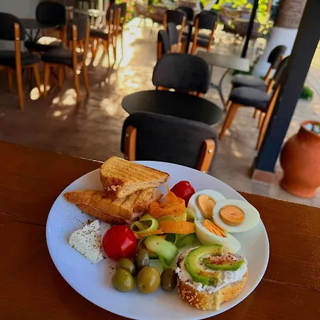 Golden Oak Hotel Ksamil
